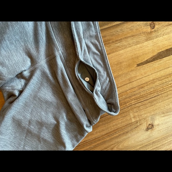 Lululemon Cropped Grey Legging.  Size 8. - Picture 3 of 4
